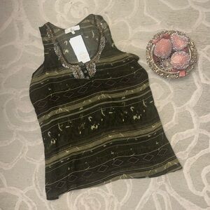 NWT🌷SOLITAIRE🌷Olive print beaded neck sleeveless blouse
